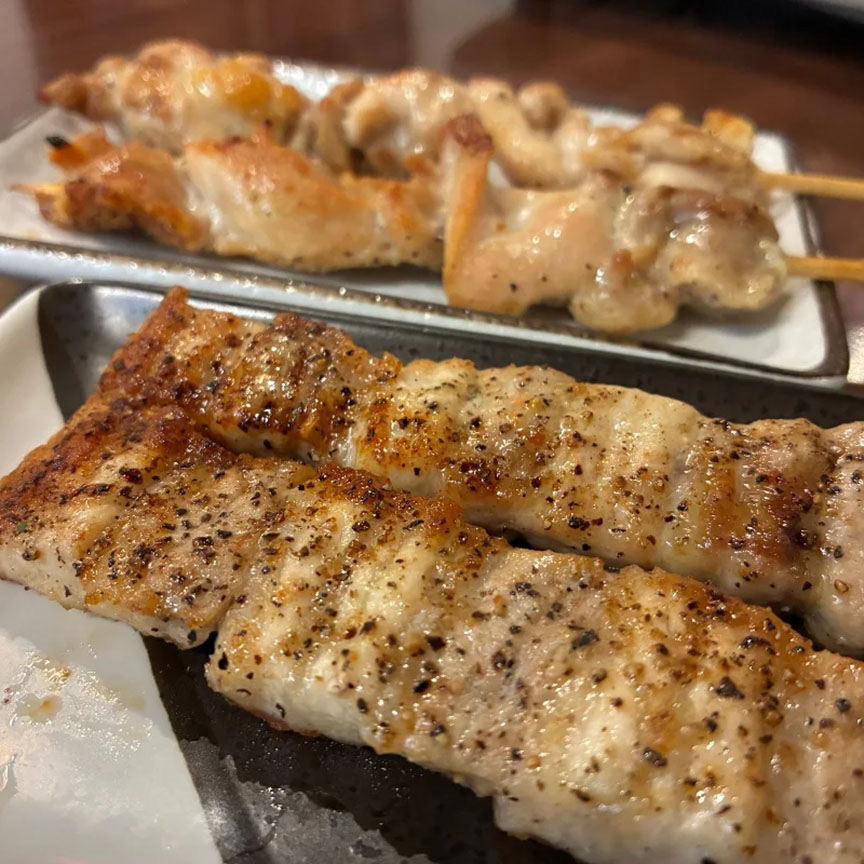 寒い夜には炭火焼きの香ばしい香りで温まりませんか？🔥