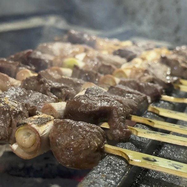 平日の仕事終わり、今日はしっかり食べたい… そんな日におすすめなのが、うらやましかの食べ飲み放題🍽️